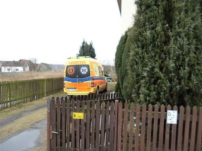 Daewoo uderzyło w hydrant. Wypadek w Kotorzu Wielkim.