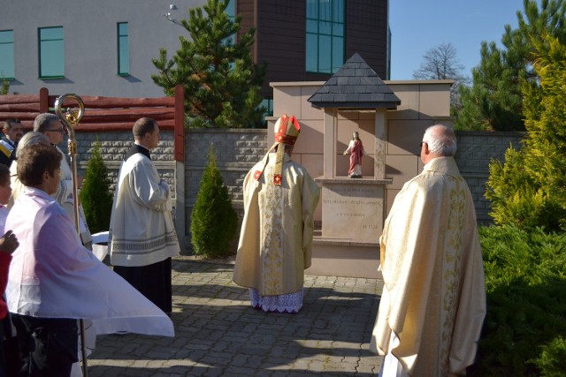 Podczas uroczystości biskup Henryk Tomasik poświęcił kapliczkę  ku czci Najświętszego Serca Jezusowego.
