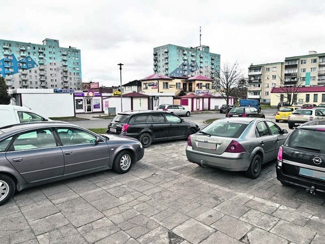 Według propozycji zmian w planie miejscowym, obecny parking pozostałby bez zmian, a hala targowa powstałaby w głębi