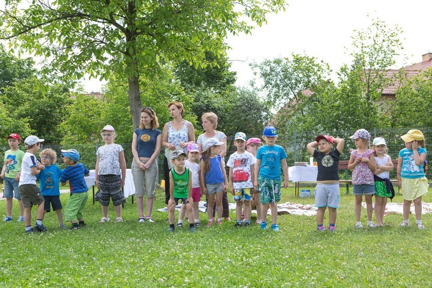 Tarnów. "Czytanie na murawie" w przedszkolu nr 8