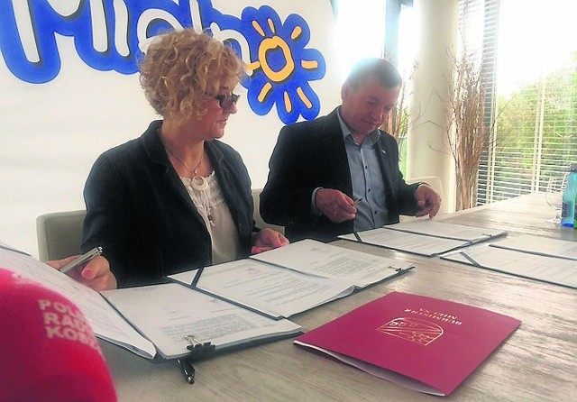 Burmistrz Mielna Olga Roszak-Pezała i wicemarszałek Jarosław Rzepa podpisują umowę na dofinansowanie dwóch inwestycji