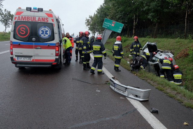 Do wypadku doszło w środę po godz. 10, na ul. Krakowskiej w Przemyślu.Kierujący BMW jechał z Żurawicy do Przemyśla. Na zakręcie w lewo mężczyzna stracił panowanie na pojazdem, zjechał na przeciwległą stronę drogi i koziołkował w rowie. Mieszkaniec Przemyśla doznał urazu barku i ogólnych potłuczeń. Załoga karetki pogotowia ratunkowego przetransportowała 32-latka do szpitala na szczegółowe badania.Mężczyzna był trzeźwy.