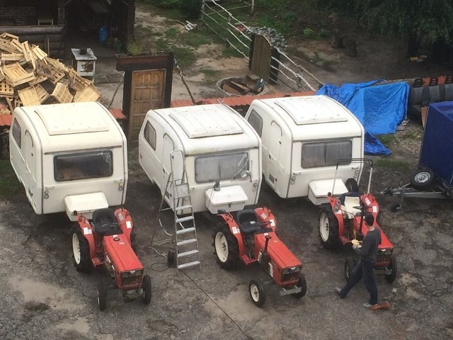 Traktorki i przyczepy już stoją przed domem Wspólnoty Betlejem