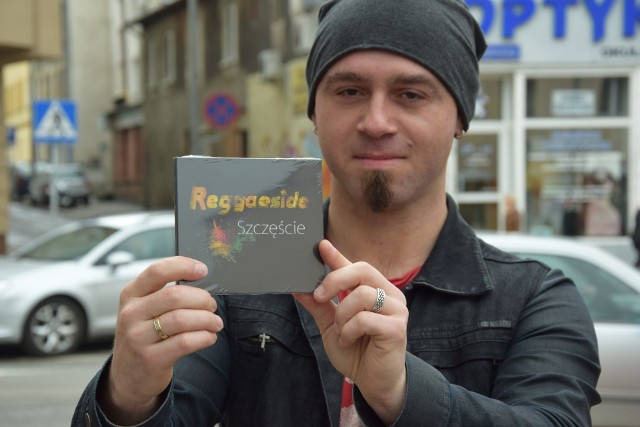 Zespół Reggaeside wydał debiutancki album, a singiel z niej  wszedł na radiowe listy przebojów. - Jesteśmy dumni z tej płyty - mówi Maciej Gburczyk.
