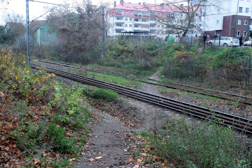 Nie będzie kładki, ani szlabanów. Mieszkańcy będą ryzykować życie na torach!