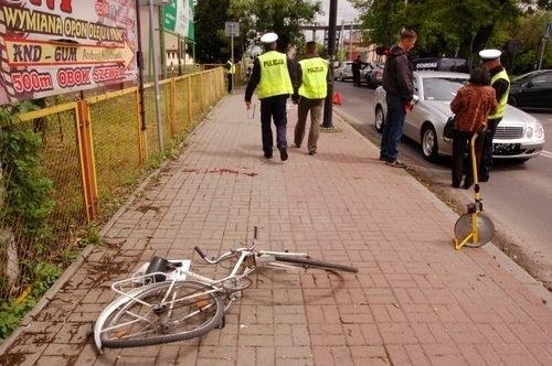 51-letni rowerzysta zmarł w szpitalu.