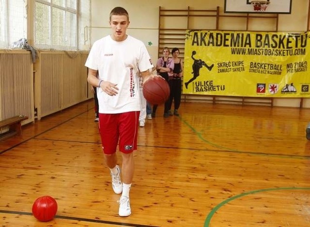 Tomasz Gielo będzie gościem specjalnym i poprowadzi koszykarskie warsztaty.
