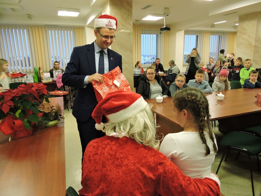 Mikołaj z paczkami świątecznymi od TPD odwiedził kolejną grupę dzieci, z Rzekunia i Troszyna [ZDJĘCIA, WIDEO]