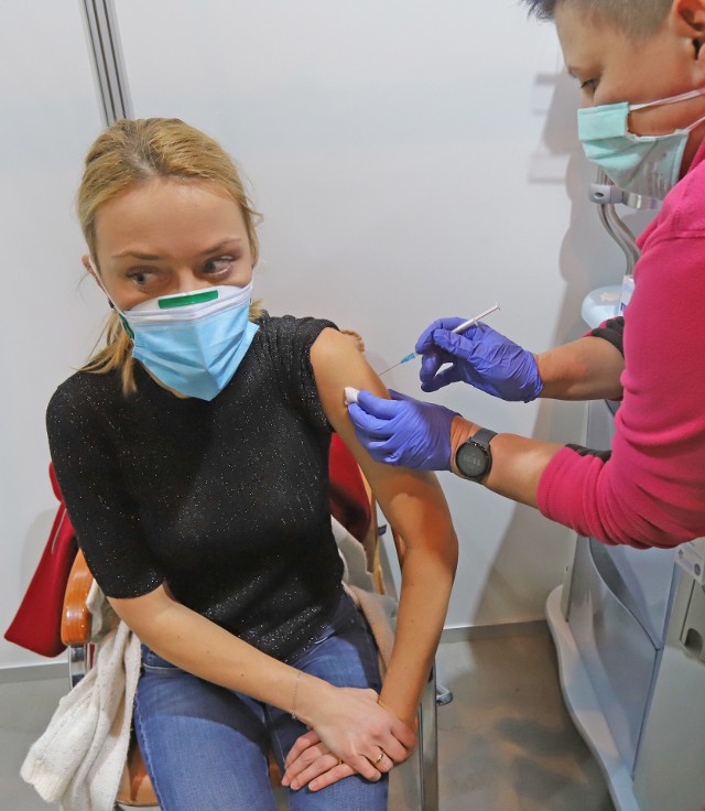 W szpitalu tymczasowym dla chorych na COVID -19 , który utworzono w Międzynarodowym Centrum Kongresowym w Katowicach - powstał dodatkowy punkt szczepień przeciwko COVID-19.