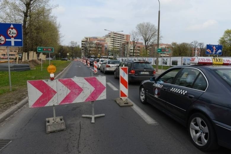 Al. Niepodległości: Autobusem tędy nie przejedziesz. W nocy...