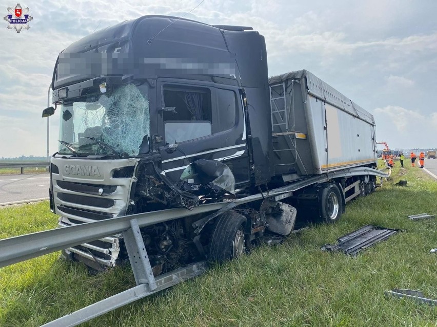 Groźnie na S12 w powiecie świdnickim. Ciężarówka wjechała w pojazd służby drogowej