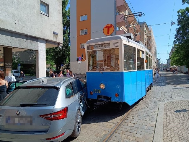 4.06.2023 r. Kolizja zabytkowego tramwaju z osobową skodą we Wrocławiu przy ul. Szewskiej.