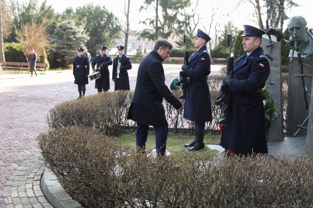 Minister sprawiedliwości, prokurator generalny Zbigniew Ziobro złożył wieniec przed pomnikiem Jana Rodowicza „Anody” na dziedzińcu Ministerstwa Sprawiedliwości w Warszawie. Trwają uroczystości z okazji Narodowego Dnia Pamięci Żołnierzy Wyklętych.