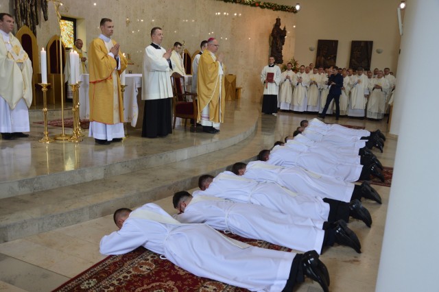 Święcenia kapłańskie w kościele seminaryjnym w Opolu. W czasie litanii do wszystkich świętych kandydaci do kapłaństwa modlili się leżąc na posadzce kościoła. Gest ten oznacza całkowite poświęcenie się Bogu. 