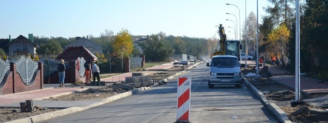 To już ostatnie prace na budowie wewnętrznej obwodnicy Skaryszewa. Jeszcze w tym roku kierowcy pojada nowa ulicą Blonie.