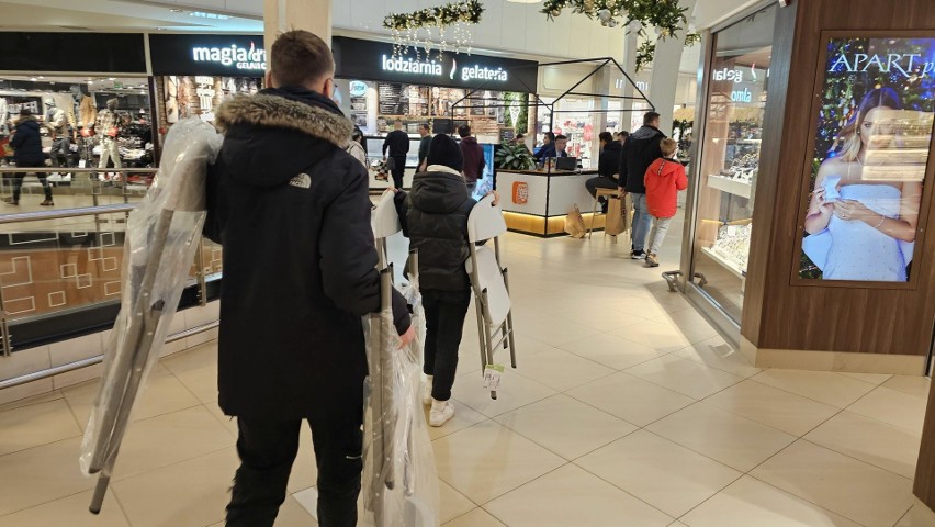 Przedświąteczne, zakupowe szaleństwo w Galerii Echo w Kielcach. W sobotę, 23 grudnia sklepy i parkingi były pełne ludzi