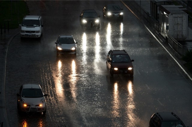 W związku ze zmieniającą się pogodą, warunki jazdy są trudne. Dlatego koszalińscy policjanci apelują do kierowców o zachowanie szczególnej ostrożności i dostosowanie prędkości do warunków panujących na drodze