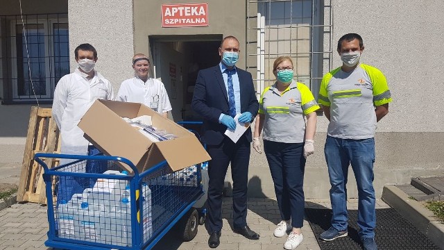 Przedstawiciele firm Siniat i Promat przekazali na rzecz buskiego szpitala powiatowego 1000 maseczek ochronnych, 100 przyłbic i 200 litrów płynu do dezynfekcji.