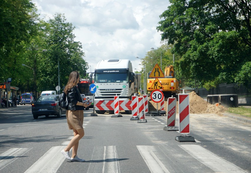 Remont Al. Racławickich. Drogowcy wzięli się za rury, znikają drzewa