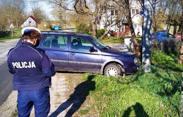 65-letni kierowca volkswagena był kompletnie pijany. Miał ponad 3 promile alkoholu w organizmie. Jazdę autem zakończył na płocie w Kleszczyńcu.