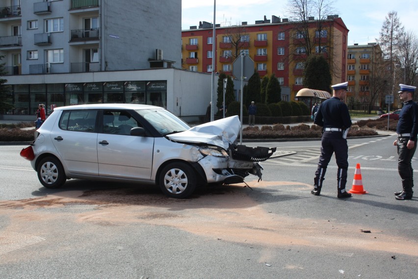 Wypadek pod OCK w Oświęcimiu. Na skrzyżowaniu zderzyły się renault i skoda. Jedna osoba trafiła do szpitala