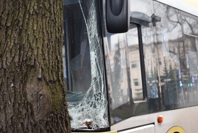 Sieradz: Chwile grozy pasażerów autobusu, który uderzył w drzewo! Kierowca zasłabł