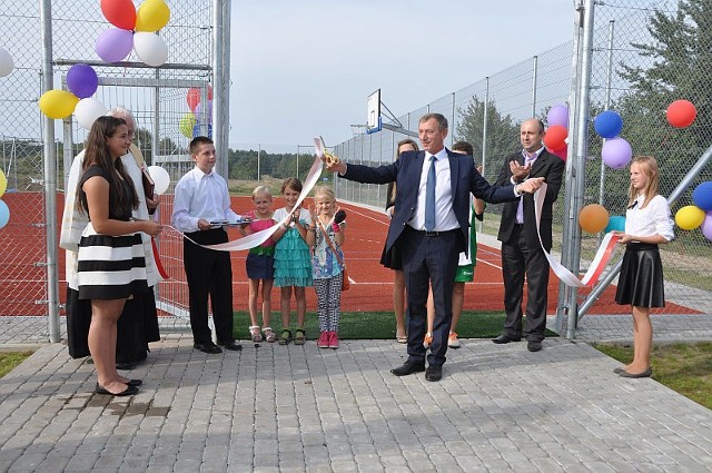 Ostatnie cięcie symbolicznej wstęgi należało do wójta Józefa Śliza