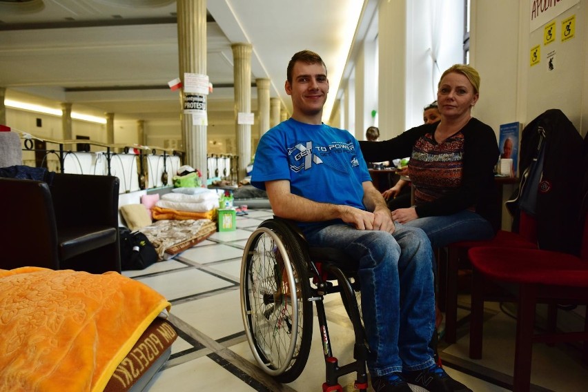 Mija rok od protestu osób niepełnosprawnych w Sejmie. Trwał...
