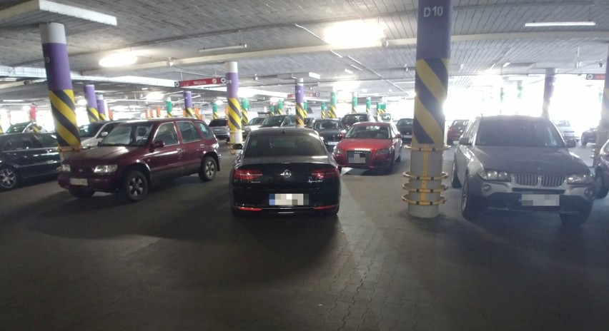Suwałki: Parkowanie na chama w podziemnym parkingu Tesco. Samochód na litewskich numerach zajął dwa miejsca [ZDJECIA]
