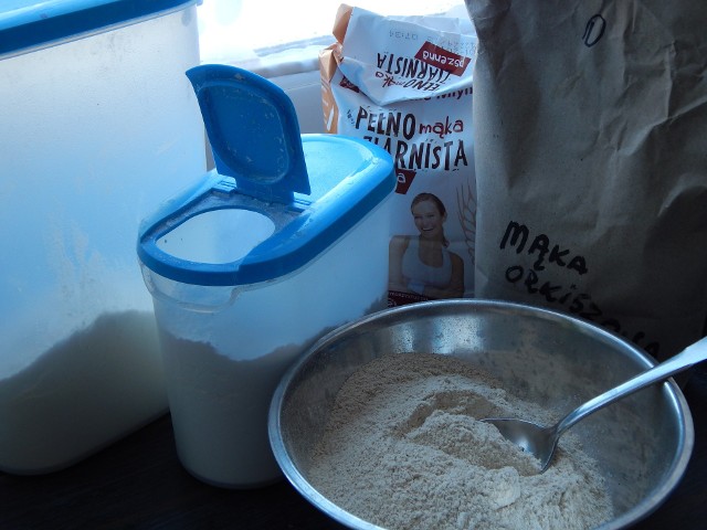 Mąka - różne rodzajeCodzienną dietę warto wzbogacać o różne rodzaje mąki. Dodawanie takiej z pełnego przemiału do ciast, placków i naleśników to prosty i smaczny sposób na zdrowsze odżywianie.
