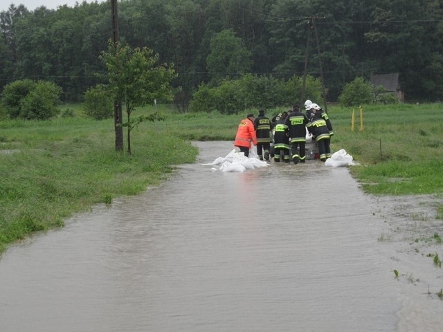 Powódź 2013 na Śląsku Cieszyńskim: od rana strażacy walczą z podtopieniami! [ZDJĘCIA]