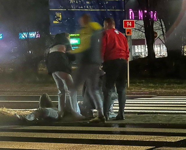 Potrącenie dwóch nastolatek w Olkuszu. Doszło do niego na przejściu dla pieszych koło galerii handlowej