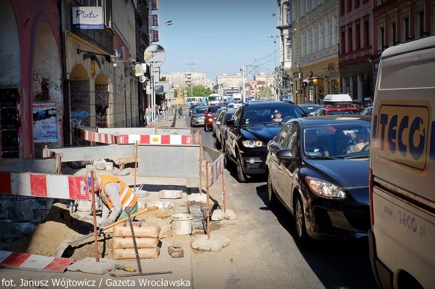 Wrocław: Legnicka zakorkowana od pl. Strzegomskiego (ZDJĘCIA)