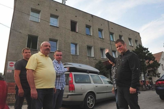Grzegorz Zwolak, Tadeusz Kłak, Grzegorz Siemiątkowski i Robert Kondziela to członkowie rady dzielnicy Groszowice, którzy nie wyobrażają sobie rozbudowy miejskiej noclegowni.