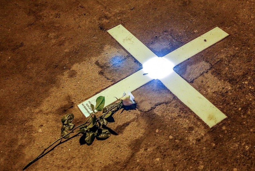 Znicze i kwiaty w pobliżu tablicy pamięci Pawła Adamowicza. Gdańszczanie oddają hołd zamordowanemu prezydentowi [zdjęcia] 