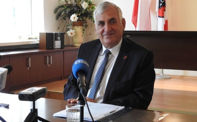 Burmistrz Kazimierz Dąbrowski wyjaśnia, że 15 sierpnia był na urlopie wypoczynkowym