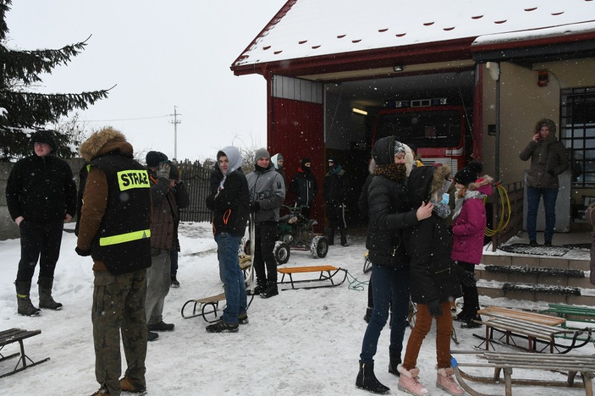 Strażacy ze Skrzelczyc zrobili kulig dla dzieci, była świetna zabawa. Zobacz zdjęcia 