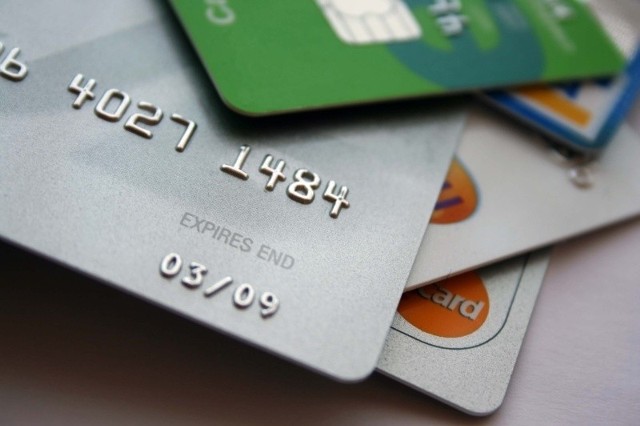 karty kredytoweStarasz się o kredyt hipoteczny? Zanim złożysz wniosek, zlikwiduj niepotrzebne karty kredytowe. W niektórych bankach mogą one wpływać na ocenę twojej zdolności kredytowej.