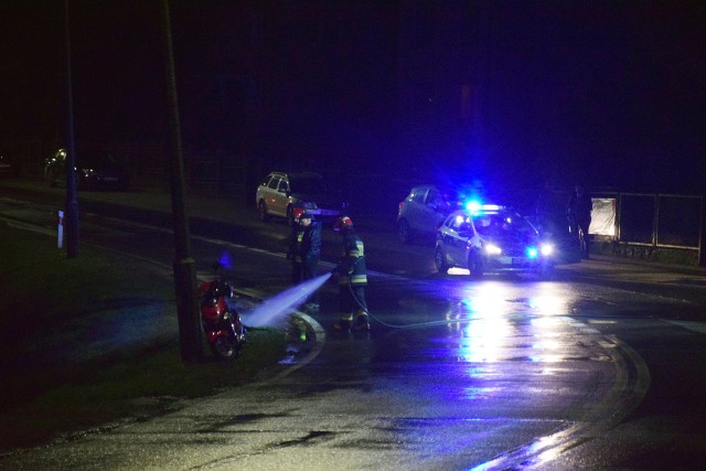 Do tragicznego wypadku doszło w poniedziałek w nocy na ulicy Kazimierza Wielkiego w Miastku (droga krajowa nr 20). Na miejscu zginęła motorowerzystka potrącona przez samochód ciężarowy. Ze wstępnych ustaleń wynika, że kobieta skręcała w ulicę Kujawską. Wskazywany przez świadków samochód ciężarowy policja zatrzymała kilkanaście kilometrów od miejsca zdarzenia, w Białym Borze. 