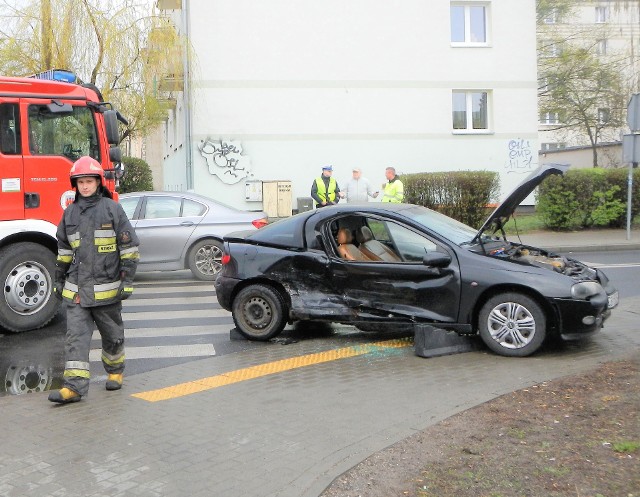 Chwila nieuwagi i auto jest zdemolowane. Właśnie z uwagi na takie ryzyko ubezpieczenie OC jest obowiązkowe.