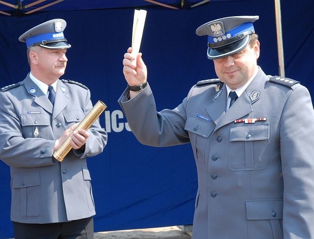 Komendnat Miejski Policj Janusz Pawelczyk (z prawej) z aktem erekcyjnym nowej komendy