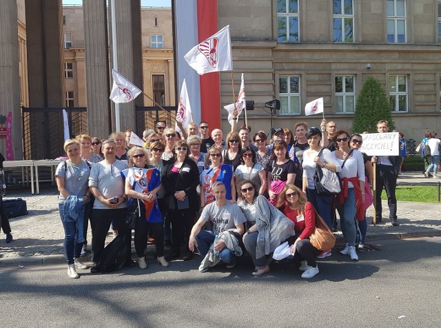 Około 400 nauczycieli i związkowców z regionu wzięło udział w sobotniej manifestacji "Mamy dość", zorganizowanej przez ZNP w Warszawie. Uczestnicy protestowali przeciw niskim płacom i domagali się odwołania minister Zalewskiej. Domagali się m.in. podwyżek płac o 1000 zł. Protest pod hasłem "Mamy dość", zorganizowany przez ZNP, rozpoczął się o godz. 12 przed gmachem MEN. Według danych związku, w manifestacji uczestniczyło około 5 tysięcy osób.