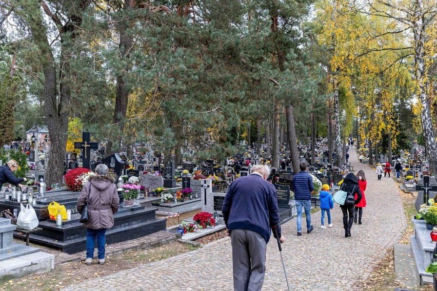 Wszystkich Świętych 2023. Na wasilkowskim cmentarzu odbywa się coroczna kwesta na odnowę rzeźb                                       