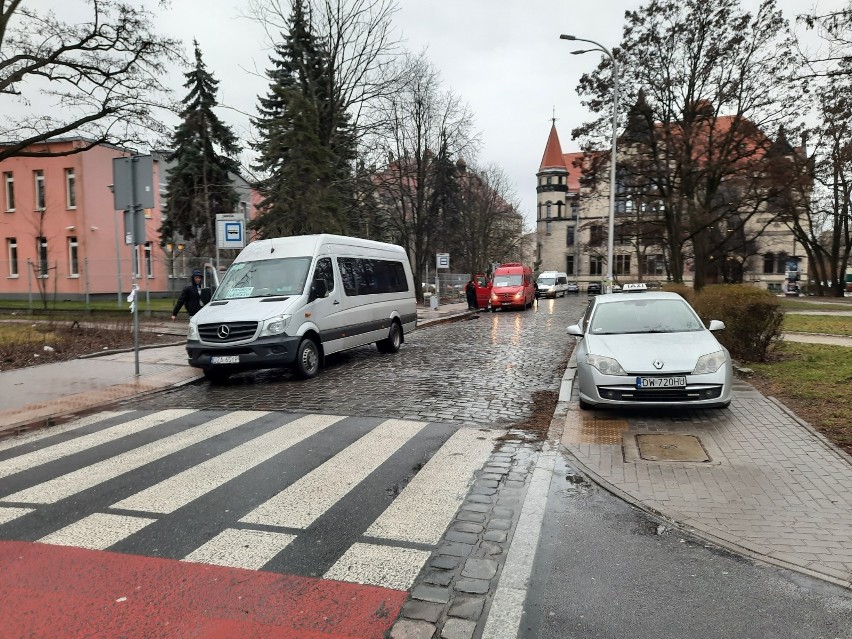 Nowe znaki zablokowały wjazd autobusów na przystanek....