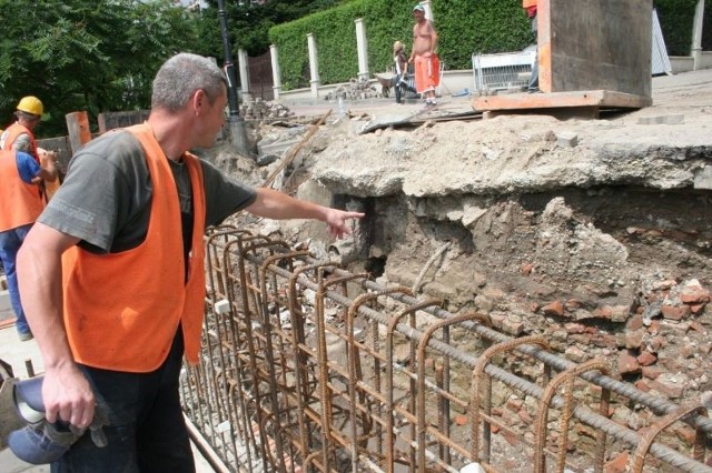 Zabytkowe mury które odsłonili robotnicy przy ulicy Przemyskiej w Jarosławiu będą badane przez archeologów