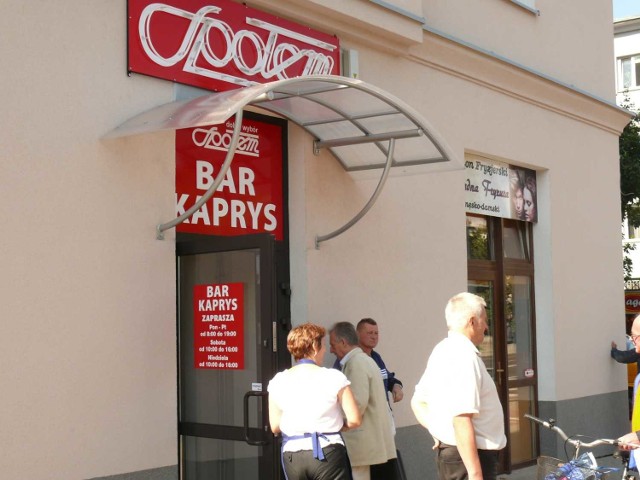 Wejście do odnowionego baru "Kaprys&#8221;.