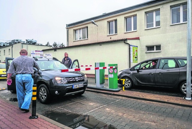 Wjazd na teren szpitalnego parkingu dla pacjentów jest ograniczony do 10 minut w godz. 7-14