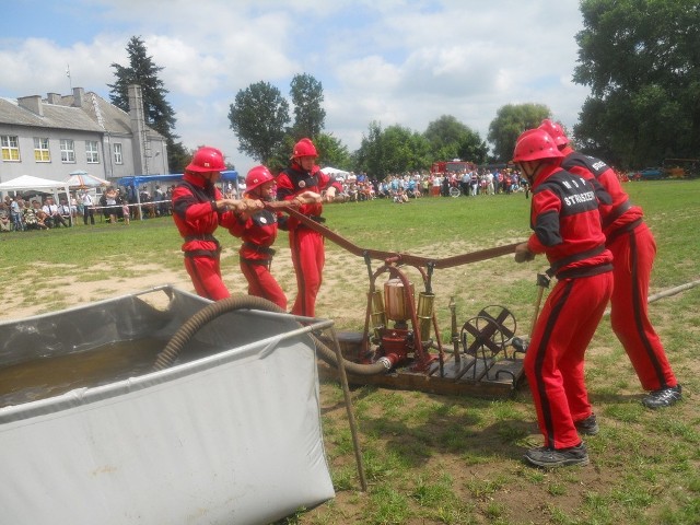 Straszewska drużyna młodzieżowa z zabytkową sikawką na ubiegłorocznych zawodach w Straszewie.