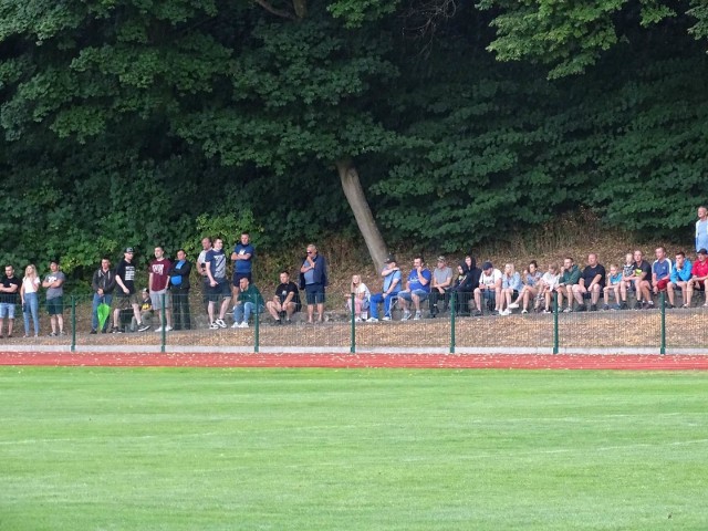 W meczu 4. kolejki IV ligi kujawsko-pomorskiej Chełmianka Chełmno przegrała z Zawiszą Bydgoszcz 0:4. Bramki dla niebiesko-czarnych zdobywali: Adrian Brzeziński (28), Rafał Piekuś (78), Patryk Kozłowski (88), Mateusz Oczkowski (90+2 karny). Dla chełminian to była czwarta porażka. Zawiszanie mają na koncie trzy wygrane i jeden remis.Na kolejnych stronach zdjęcia z meczu oraz fotki kibiców