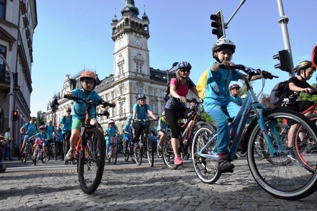 Rodzinne rajdy rowerowe w Bielsku-Białej świetnie pokazują, jak wiele osób lubi korzystać z jednośladów